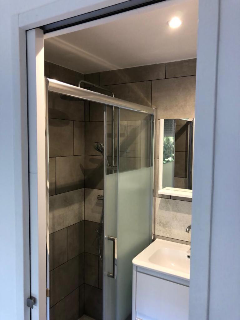 Chambre Avec Salle D'Eau Privee Dans Appartement Partage 200 M Du Tram Montpellier Ruang foto
